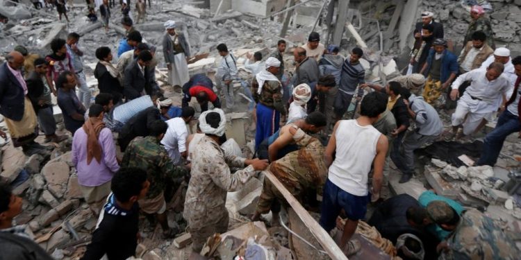 People search under rubble of a house destroyed by a Saudi-led air strike in Sanaa, Yemen August 25, 2017. REUTERS/Khaled Abdullah